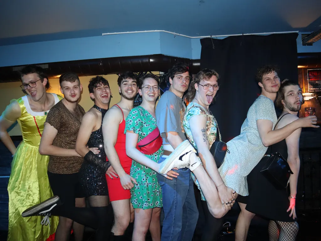 DV'ers tijdens hun Gender Blenderfeest.