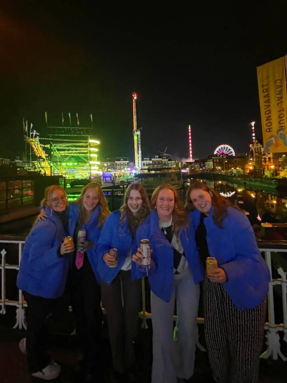 Meiden van La Vie bij de 3 Oktober kermis.