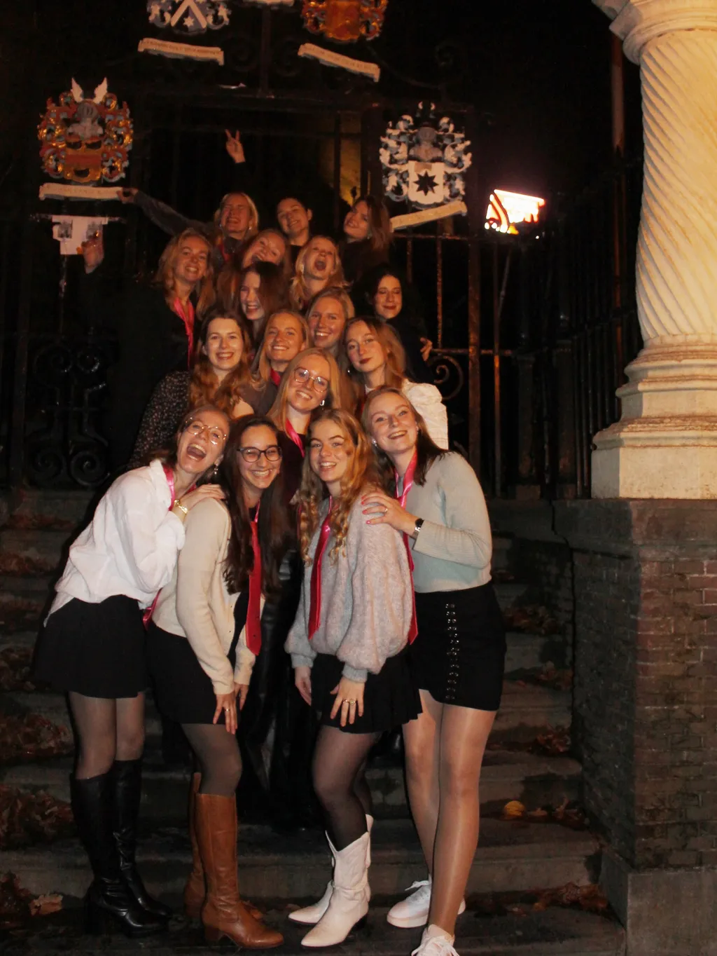 Meiden van La bij de inauguratie van nieuwe leden.