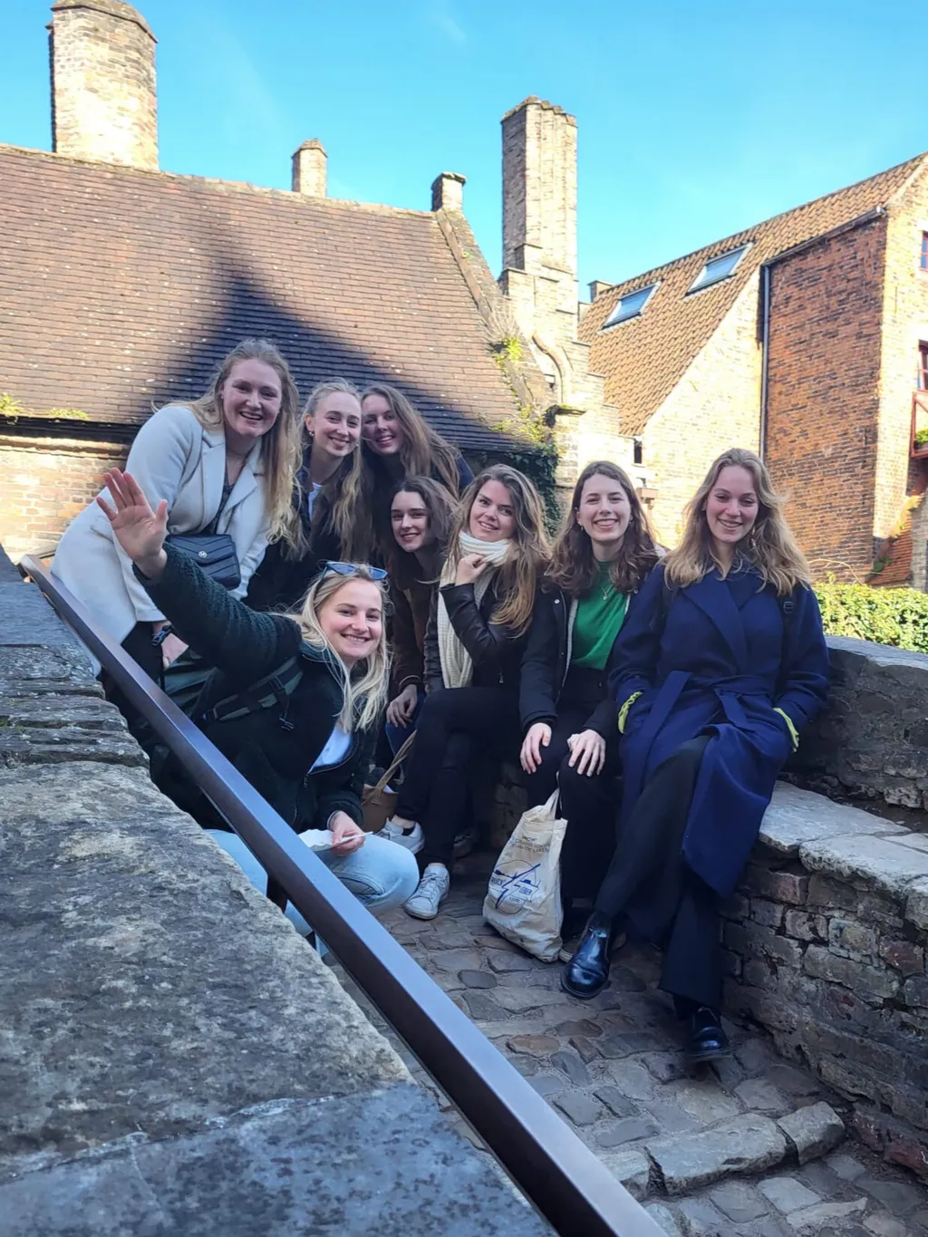 Groepsfoto La Vie op een dak in Brugge.