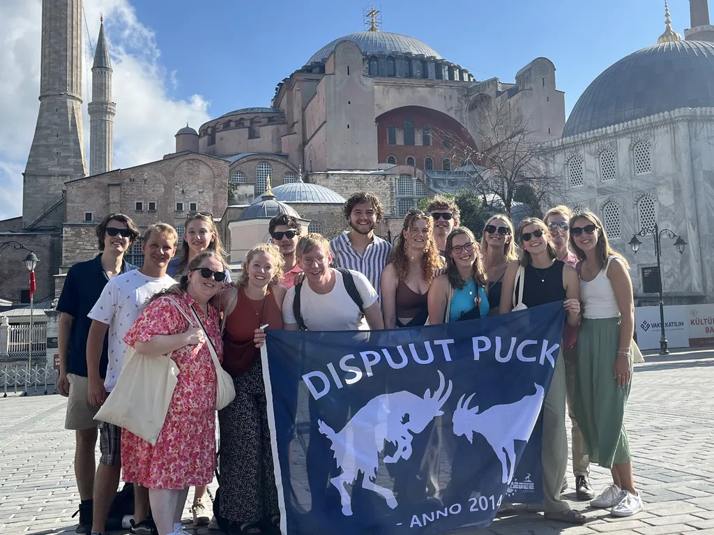 Groepsfoto Puck met op de achtergrond de blauwe moskee in Istanboel.