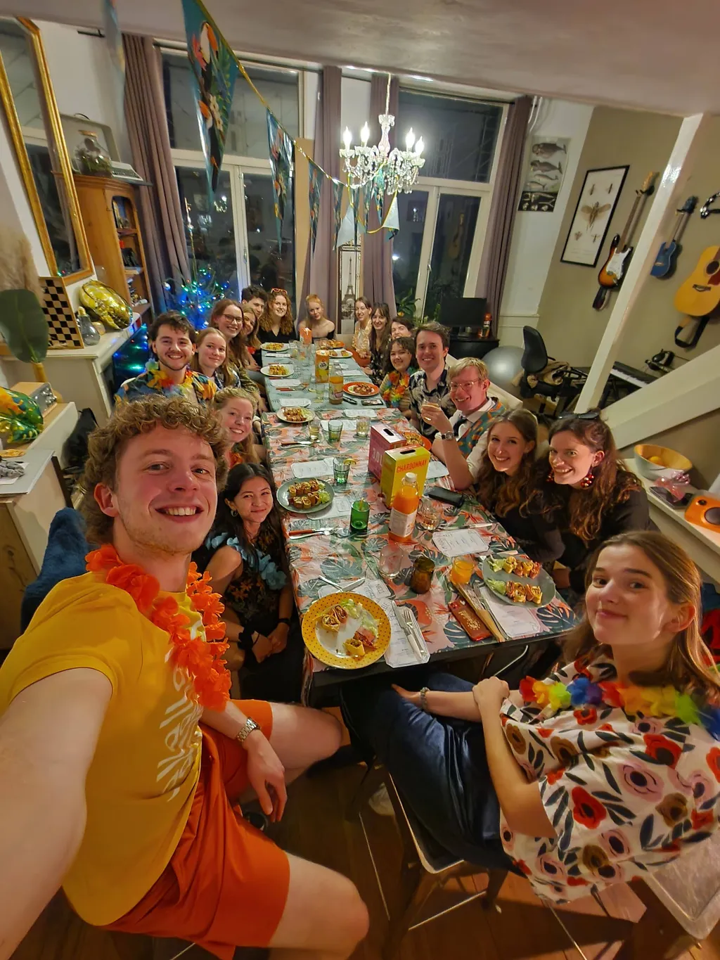 Selfie van Puck'ers die samen eten in feestelijke sferen.