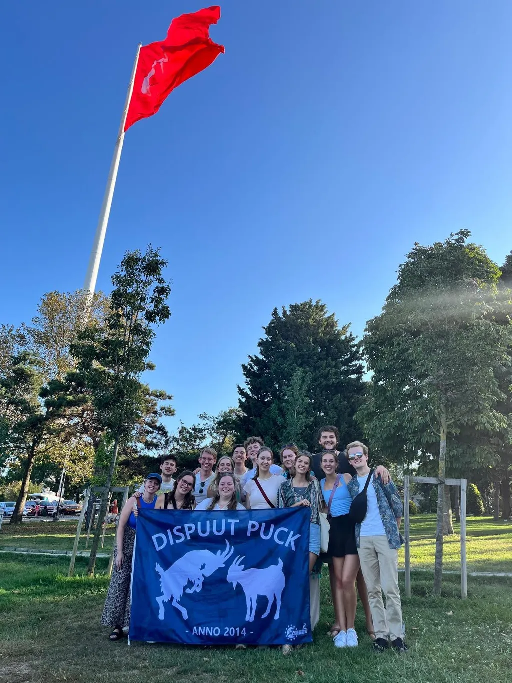 Groepsfoto Puck in Istanboel voor de Turkse vlag.