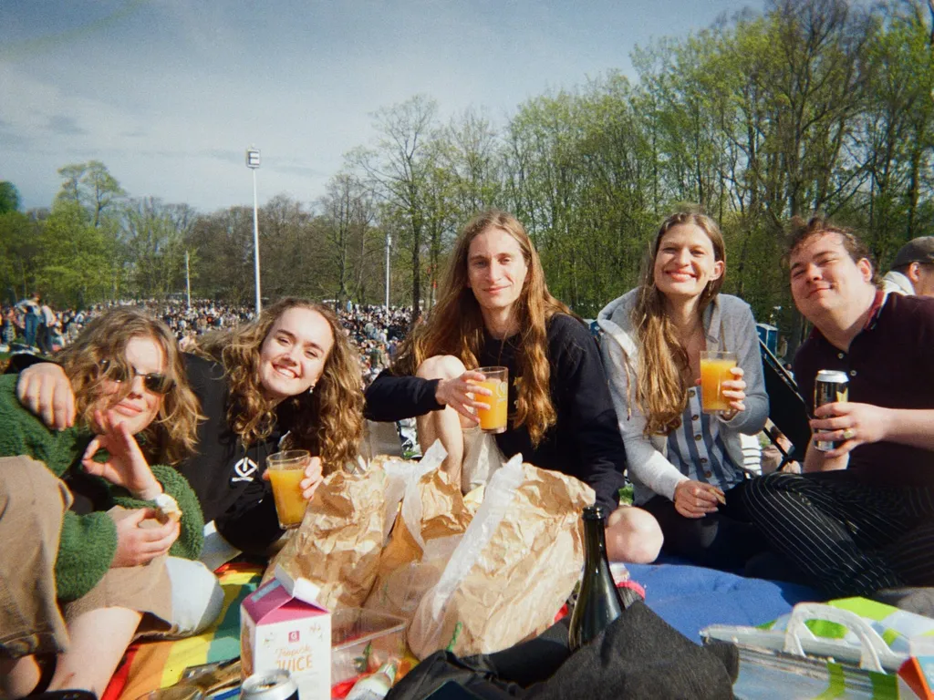 TOTO'ers chillen in het park met een picknick.