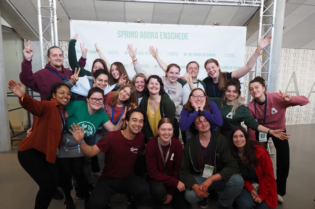 Groepsfoto van AEGEE-Leiden leden tijdens de Spring Agora in Enschede.