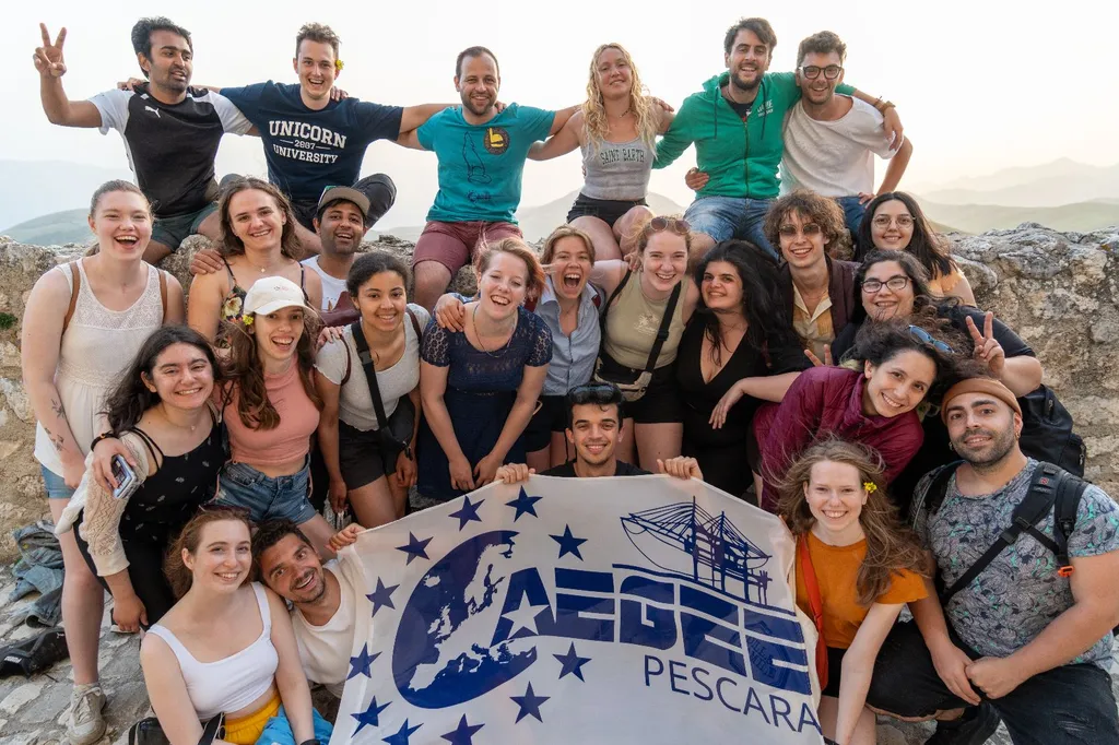 Groepsfoto van een Summer University van AEGEE-Pescara