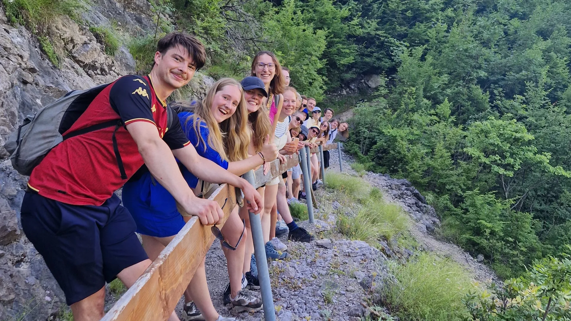 AEGEE'ers op een rij tijdens een wandeling op de zomerreis in Albanië.