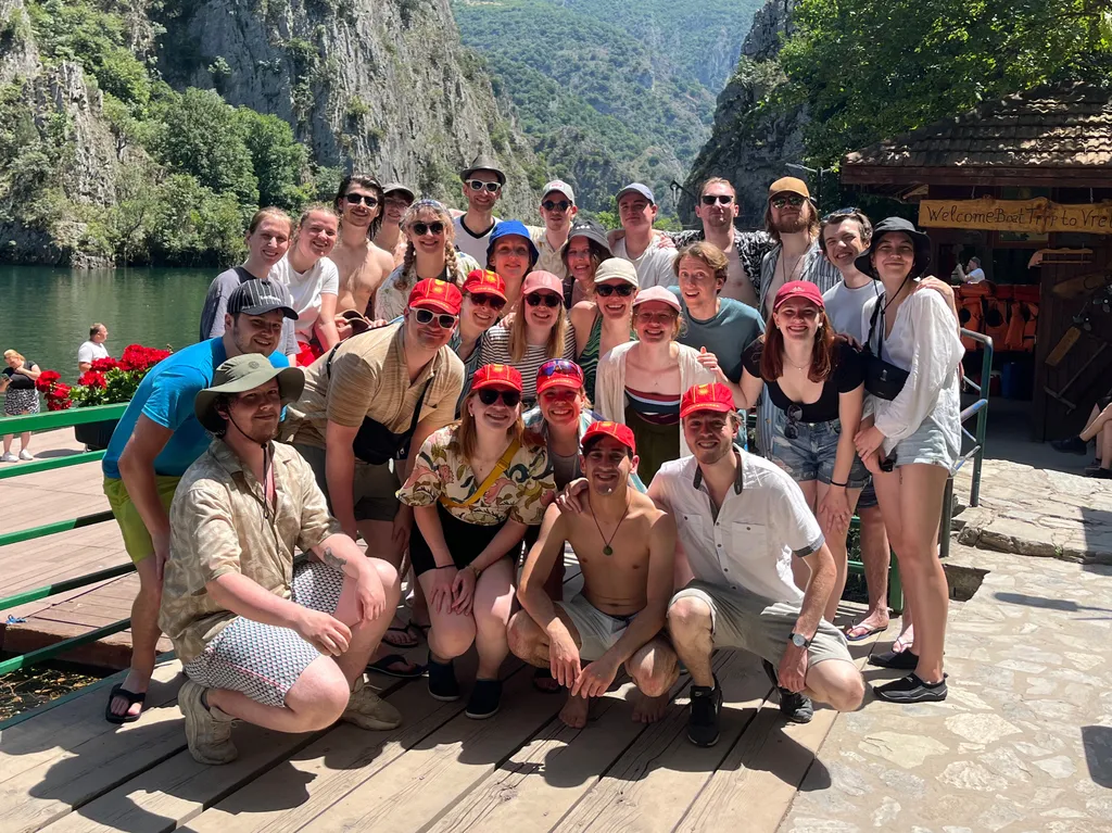 Groepsfoto van leden op zomerreis in Noord-Macedonië.
