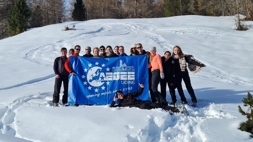 Groepsfoto in de sneeuw van deelnemers van een New Year's Event in Udine