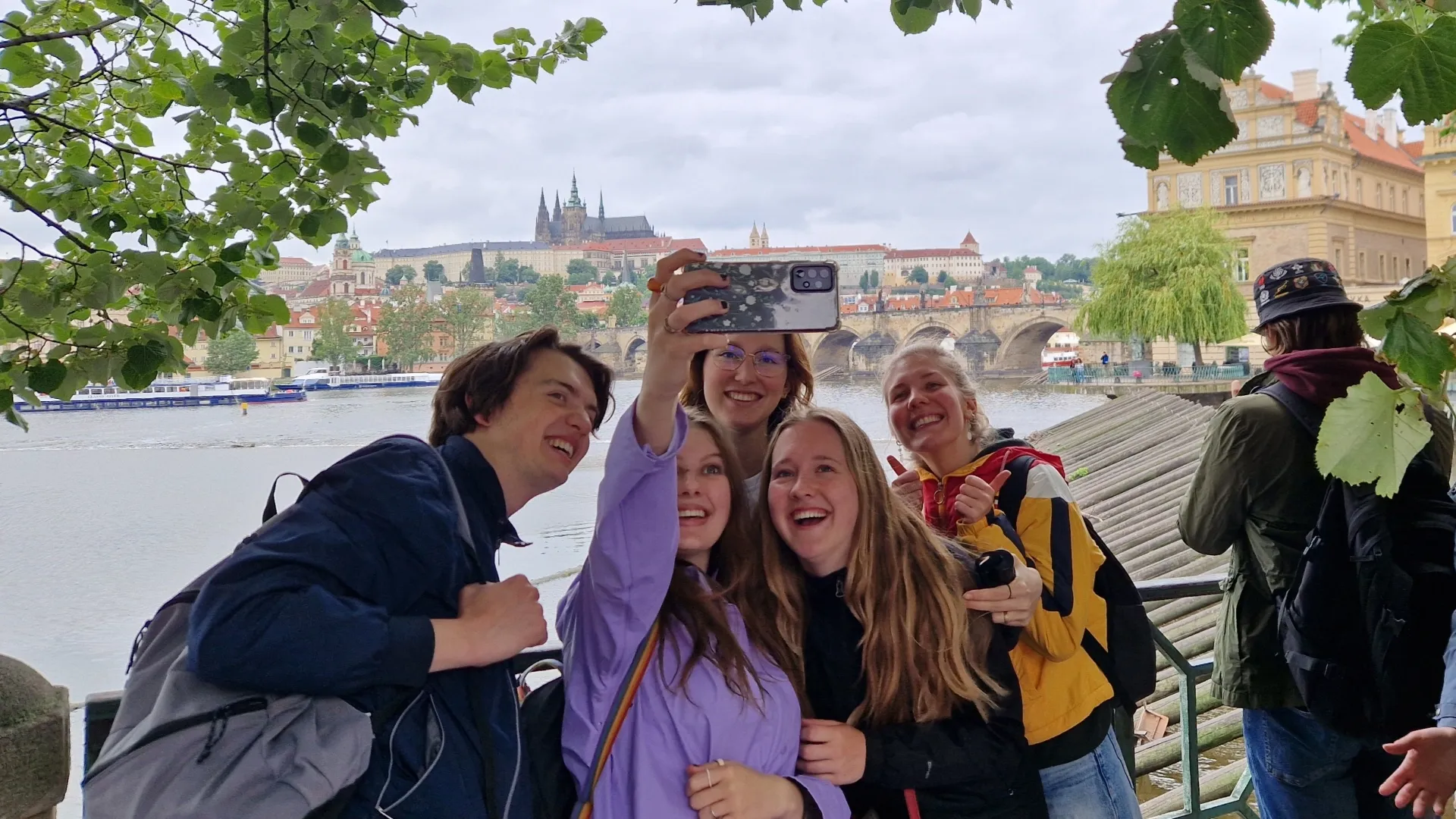 Leden van studentenvereniging AEGEE-Leiden maken een selfie in Praag.
