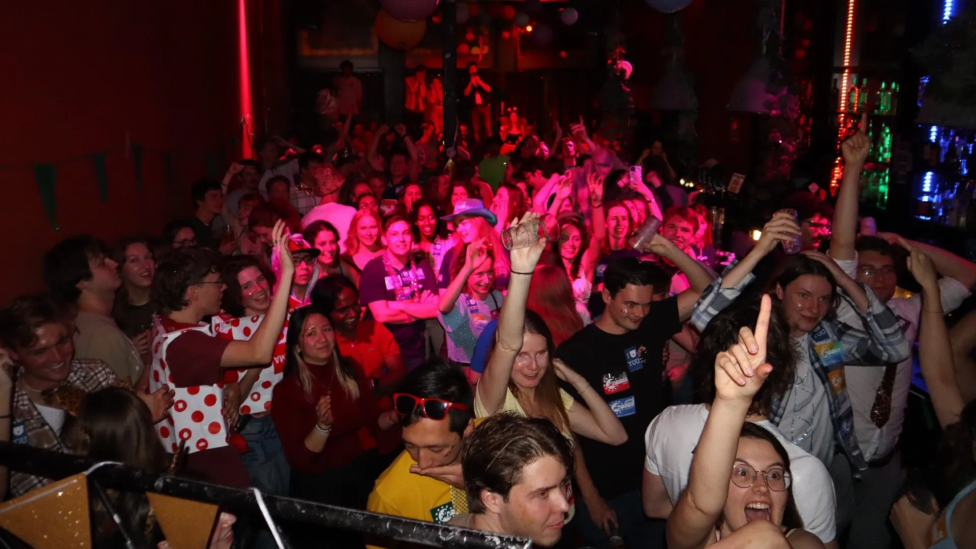 Leden op het jaarlijkse Show Your Colour feest.