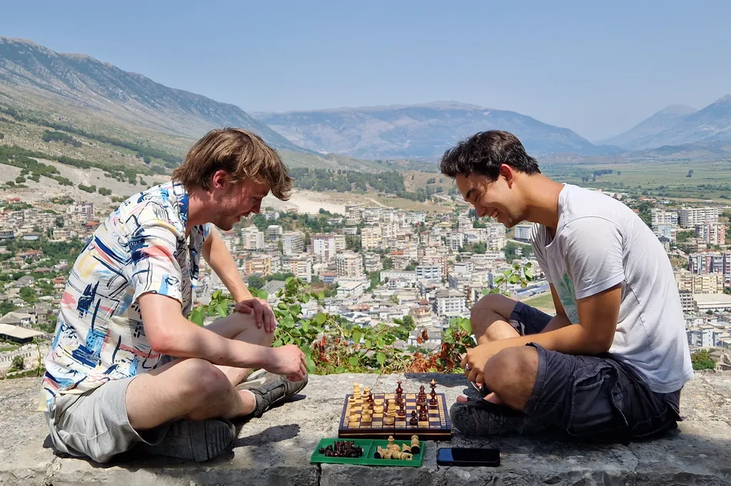 Twee AEGEE'ers schaken voor een berguitzicht.