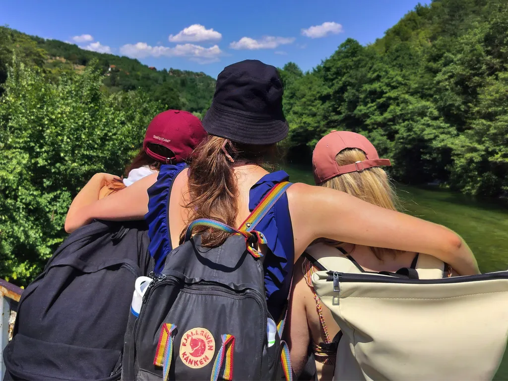 Drie AEGEE'ers tussen de bergen van Noord-Macedonië.