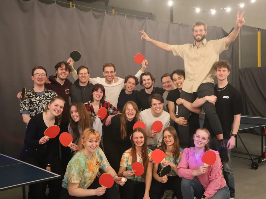 Groepsfoto van pingpong toernooi