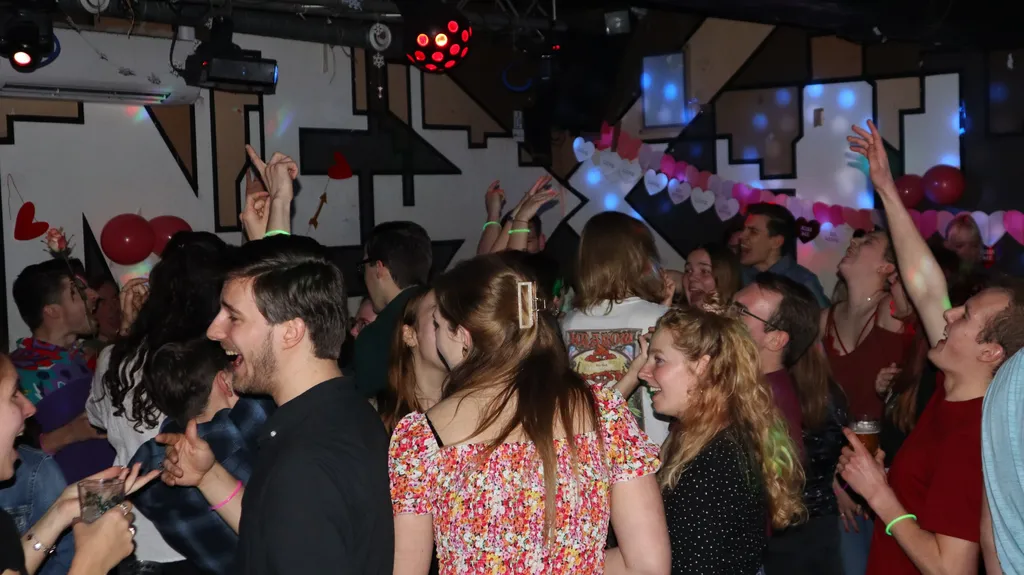 Leden van AEGEE-Leiden aan het dansen op een feest.