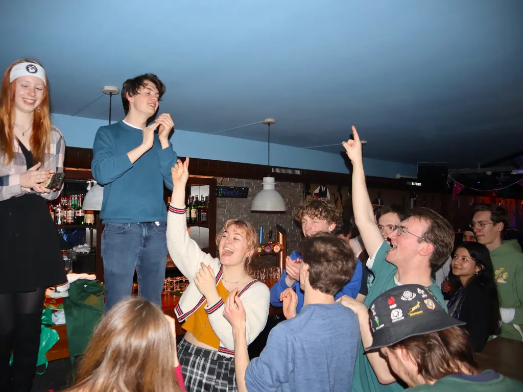 Leden op een borrel van AEGEE-Leiden in café Bourbon Street.