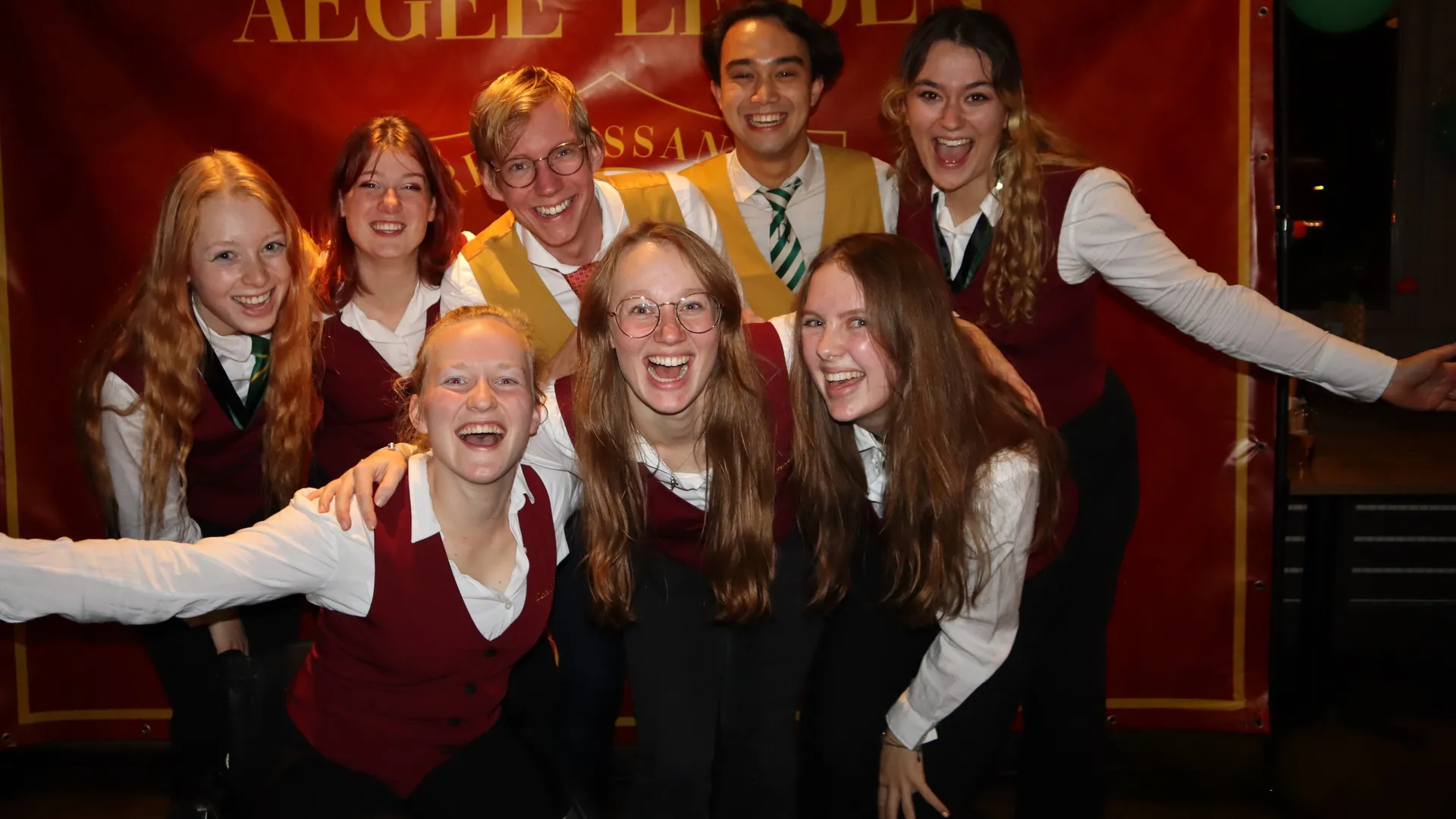 Groepsfoto van de lustrumcommissie tijdens de opening van het lustrumjaar.