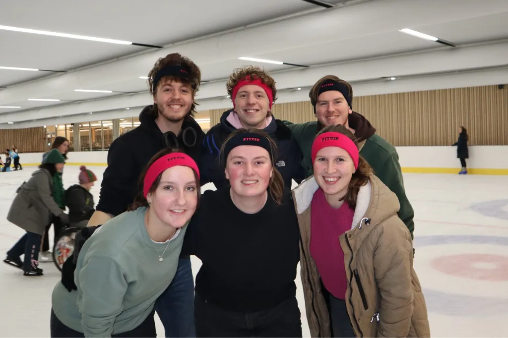 Groepsfoto van leden van de FitCie tijdens een schaatsactiviteit.