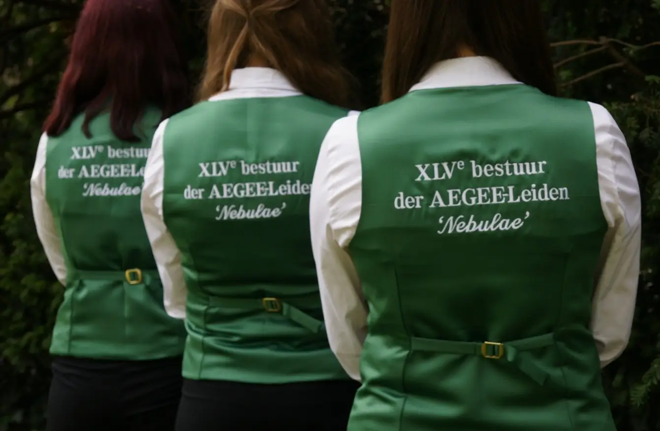 Close-up_van_bestuursvestjes.