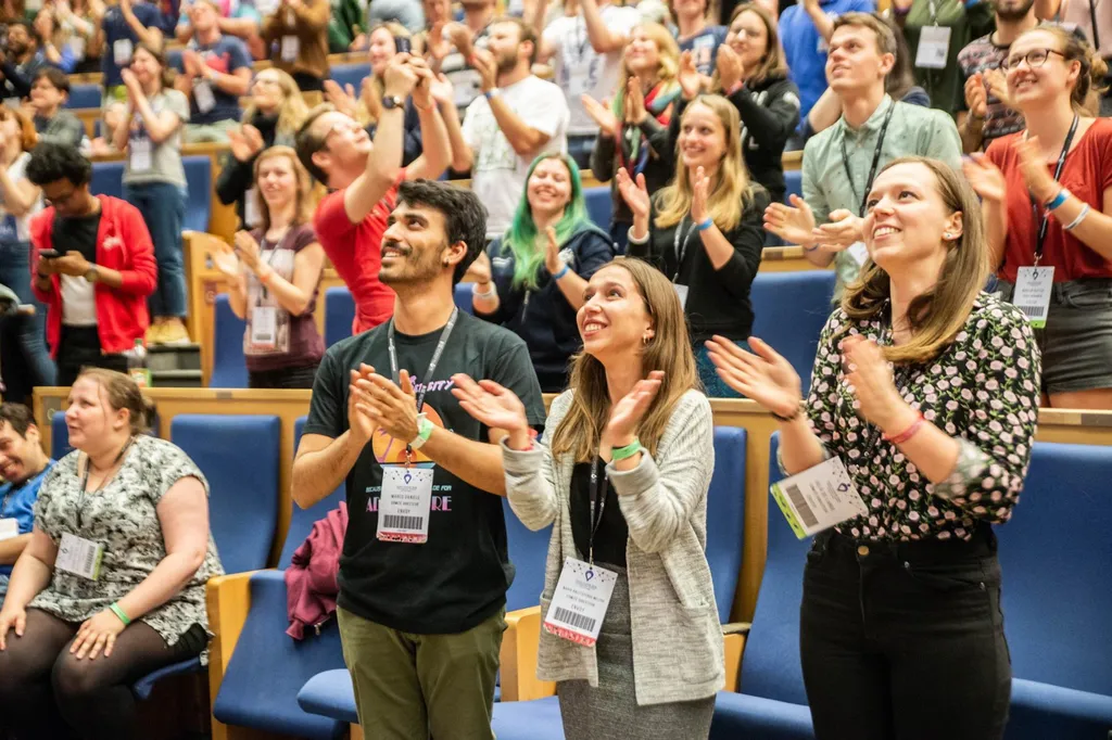 Bezoekers van de Spring Agora die applaus geven met een staande ovatie.