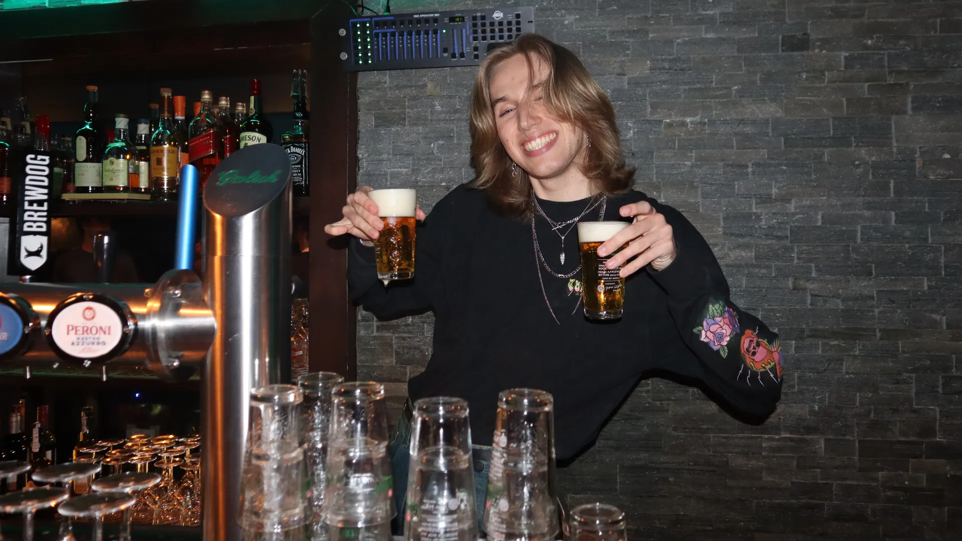 Een AEGEE'er achter de bar tijdens een borrel.